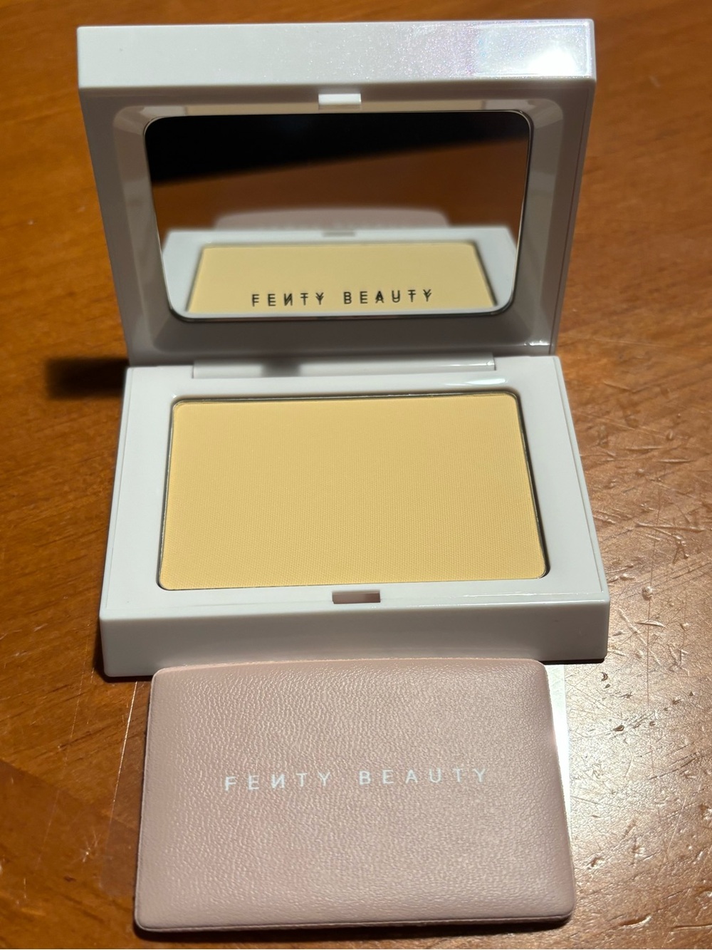 Fenty Beauty Bright Fix Instant Brightening + Blurring Powder - Banana